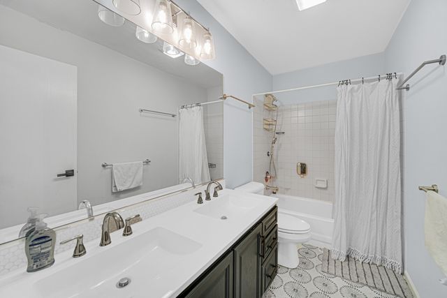 441 N Crooked Lake Lane, Lindenhurst, IL 60046