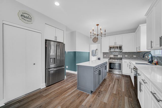 441 N Crooked Lake Lane, Lindenhurst, IL 60046