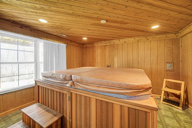 441 N Crooked Lake Lane, Lindenhurst, IL 60046