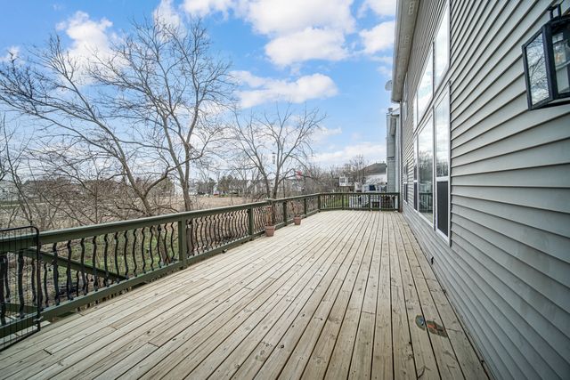 441 N Crooked Lake Lane, Lindenhurst, IL 60046