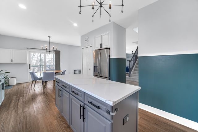 441 N Crooked Lake Lane, Lindenhurst, IL 60046