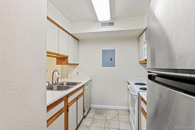 6435 S Dayton Street 302, Englewood, CO 80111