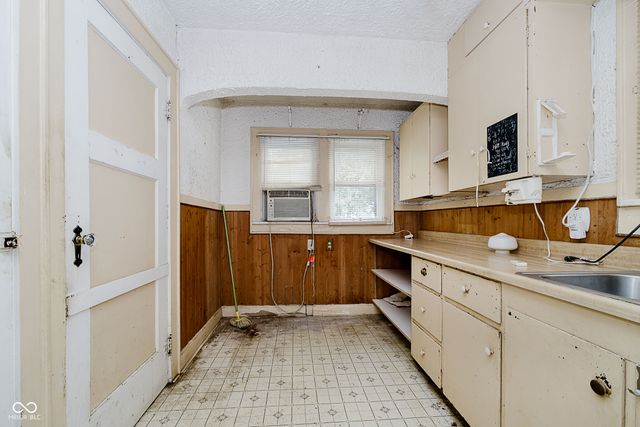 1075 E Hanna Avenue, Indianapolis, IN 46227