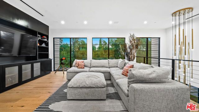 18762 Wells Drive, Tarzana (los Angeles), CA 91356