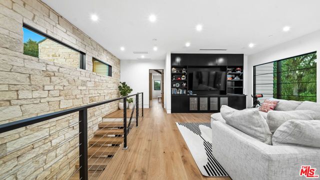 18762 Wells Drive, Tarzana (los Angeles), CA 91356