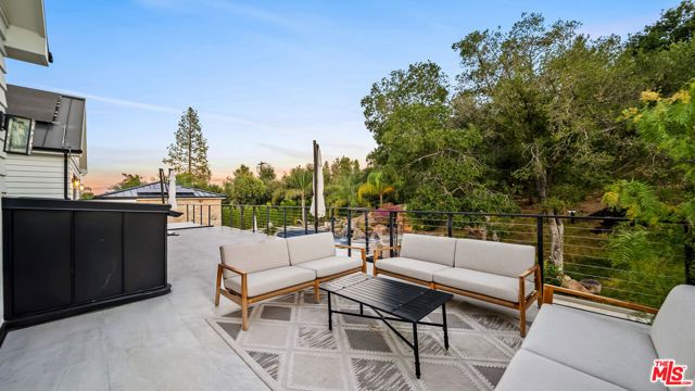 18762 Wells Drive, Tarzana (los Angeles), CA 91356