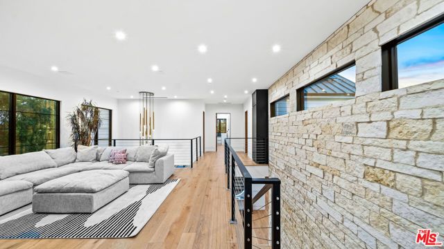 18762 Wells Drive, Tarzana (los Angeles), CA 91356