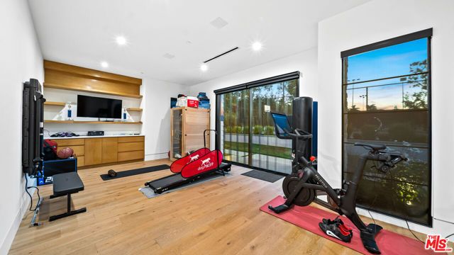 18762 Wells Drive, Tarzana (los Angeles), CA 91356