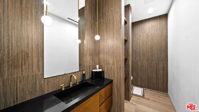 18762 Wells Drive, Tarzana (los Angeles), CA 91356