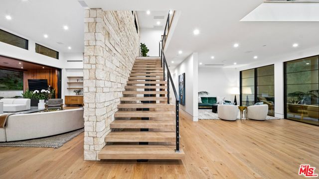 18762 Wells Drive, Tarzana (los Angeles), CA 91356