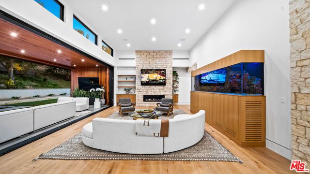 18762 Wells Drive, Tarzana (los Angeles), CA 91356