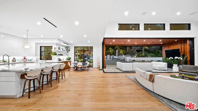 18762 Wells Drive, Tarzana (los Angeles), CA 91356