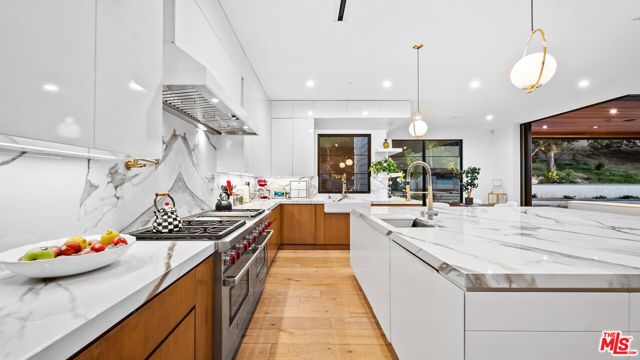 18762 Wells Drive, Tarzana (los Angeles), CA 91356