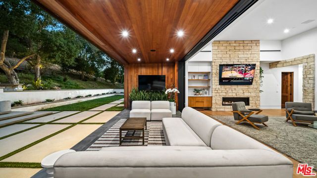 18762 Wells Drive, Tarzana (los Angeles), CA 91356