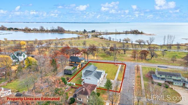 430 Lake Shore Drive, Escanaba, MI 49829