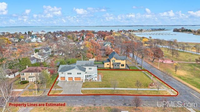 430 Lake Shore Drive, Escanaba, MI 49829