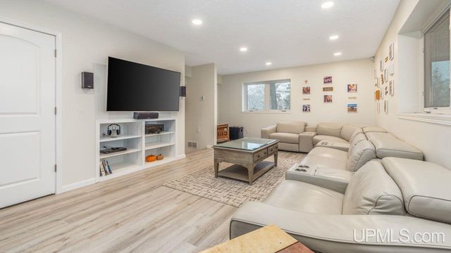 430 Lake Shore Drive, Escanaba, MI 49829