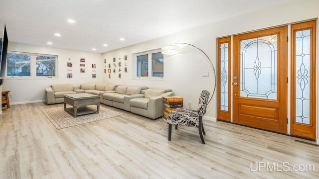 430 Lake Shore Drive, Escanaba, MI 49829