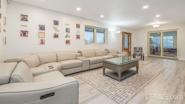 430 Lake Shore Drive, Escanaba, MI 49829