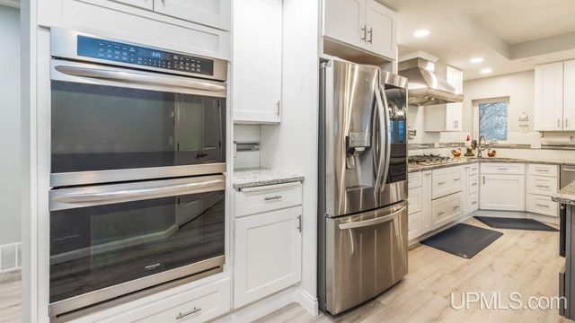 430 Lake Shore Drive, Escanaba, MI 49829