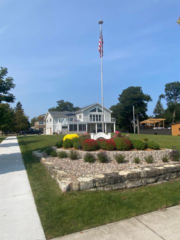 430 Lake Shore Drive, Escanaba, MI 49829