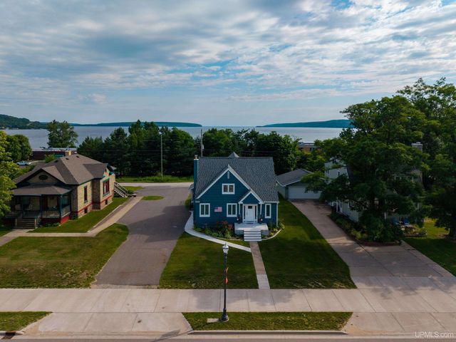 212 W Munising Avenue, Munising, MI 49862
