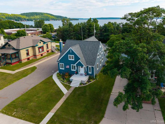 212 W Munising Avenue, Munising, MI 49862