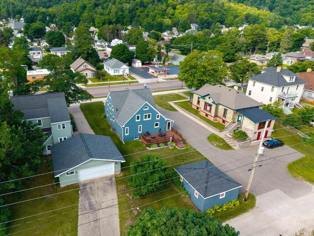 212 W Munising Avenue, Munising, MI 49862