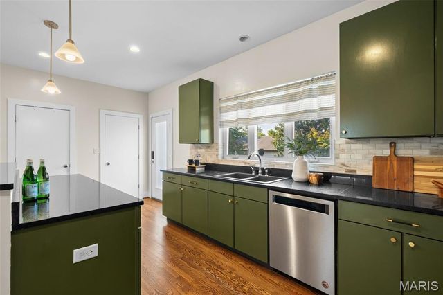 4246 Olive Street, St Louis, MO 63108