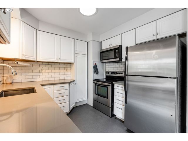 12020 Ne THOMPSON St, Portland, OR 97220