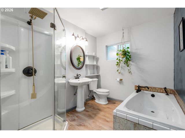 12020 Ne THOMPSON St, Portland, OR 97220
