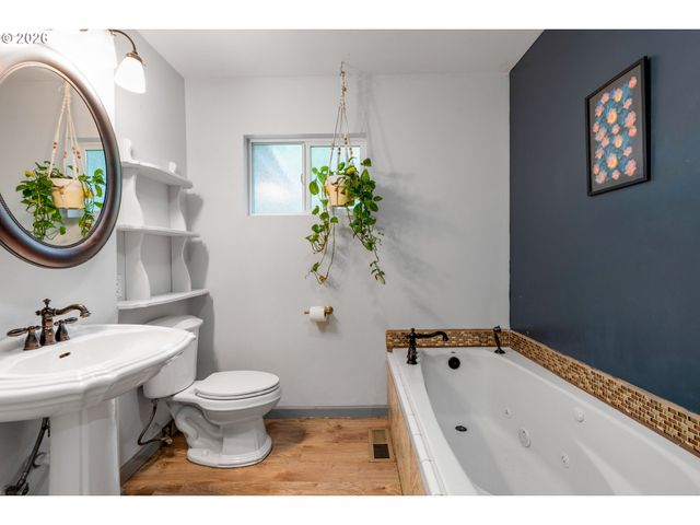 12020 Ne THOMPSON St, Portland, OR 97220