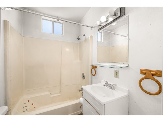 8935 Se STANLEY Pl, Portland, OR 97206