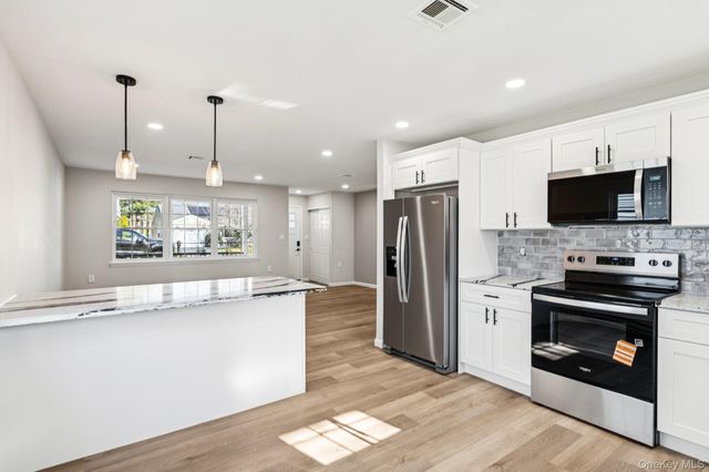 195 Canterbury Drive, Ridge, NY 11961