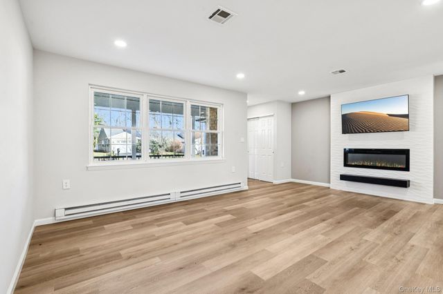 195 Canterbury Drive, Ridge, NY 11961