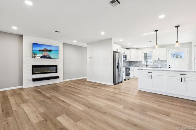 195 Canterbury Drive, Ridge, NY 11961