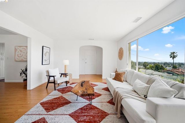 6914 Outlook Ave, Oakland, CA 94605
