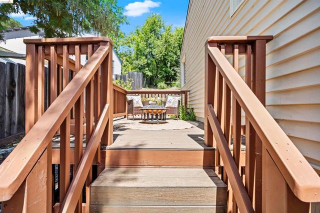 6914 Outlook Ave, Oakland, CA 94605