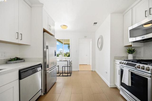 6914 Outlook Ave, Oakland, CA 94605