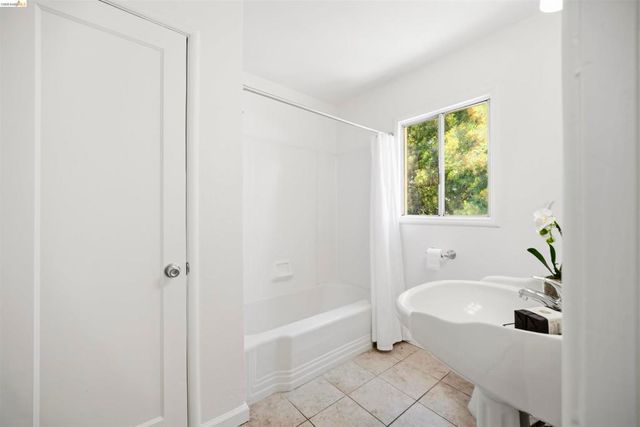6914 Outlook Ave, Oakland, CA 94605