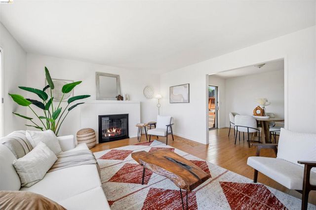 6914 Outlook Ave, Oakland, CA 94605