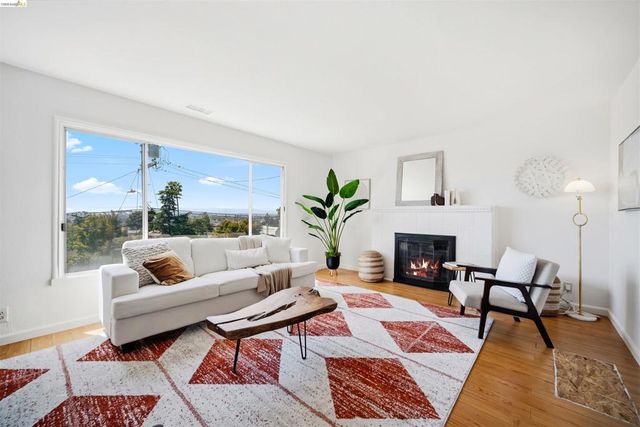 6914 Outlook Ave, Oakland, CA 94605