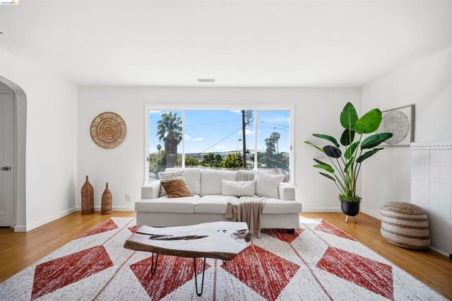 6914 Outlook Ave, Oakland, CA 94605