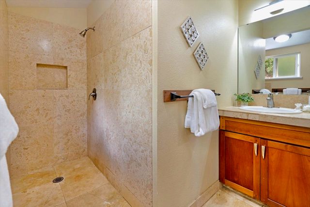 1115 Pookela Rd, Makawao, HI 96768