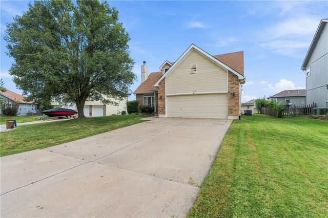 1112 Camelot Drive, Raymore, MO 64083