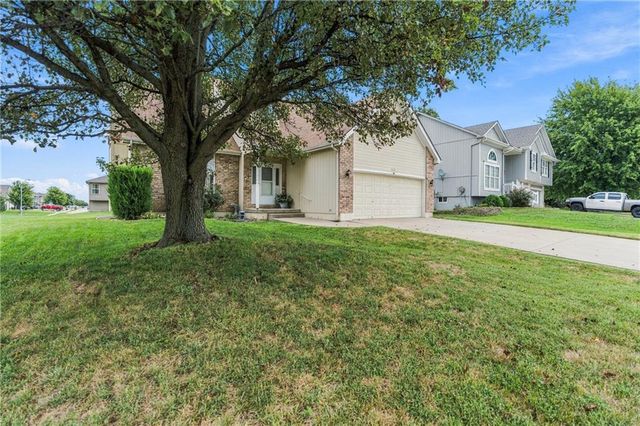 1112 Camelot Drive, Raymore, MO 64083