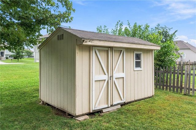 1112 Camelot Drive, Raymore, MO 64083