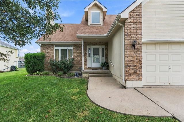 1112 Camelot Drive, Raymore, MO 64083