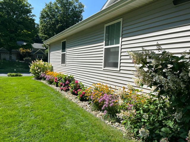 1070 Hawkins Court, Kalamazoo, MI 49009