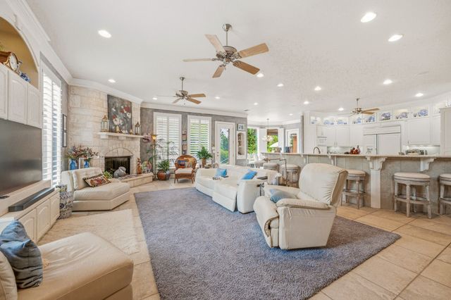 2002 W Emerald Bend Court, Granbury, TX 76049